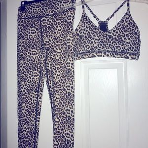 Zyia scrunchy-what 7/8 leggings and bra